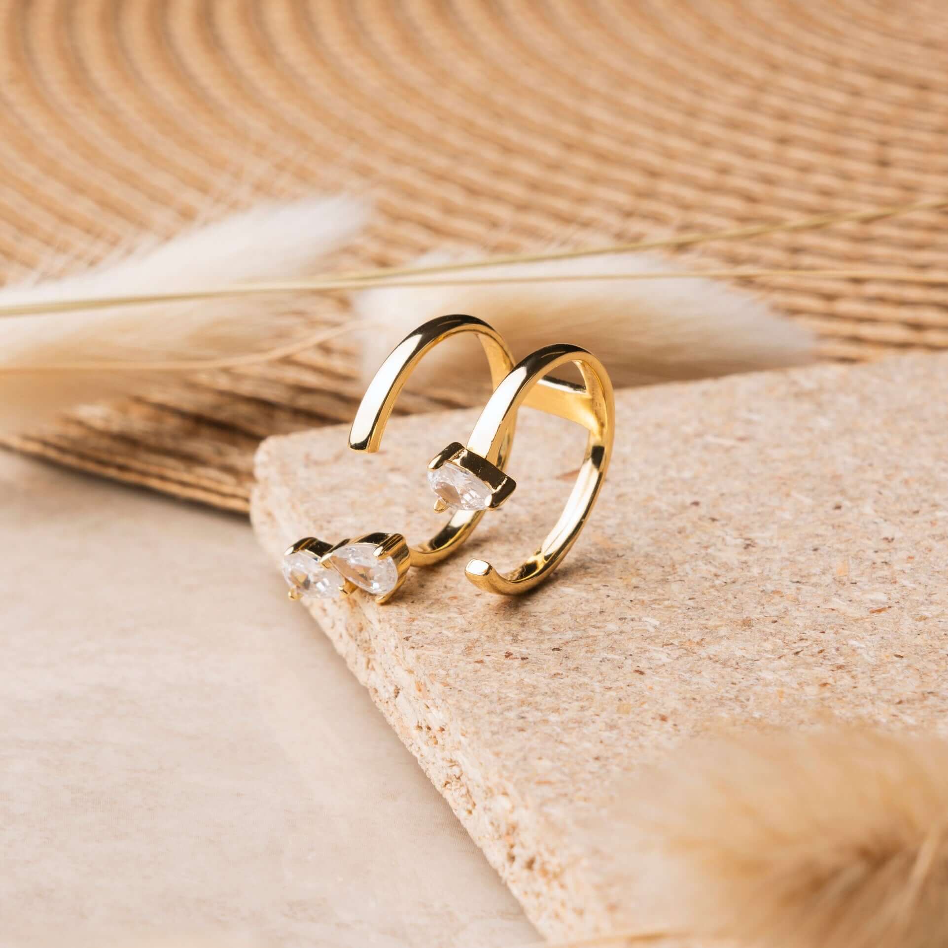 Anello con tre diamanti taglio a goccia in oro - NovaNavel