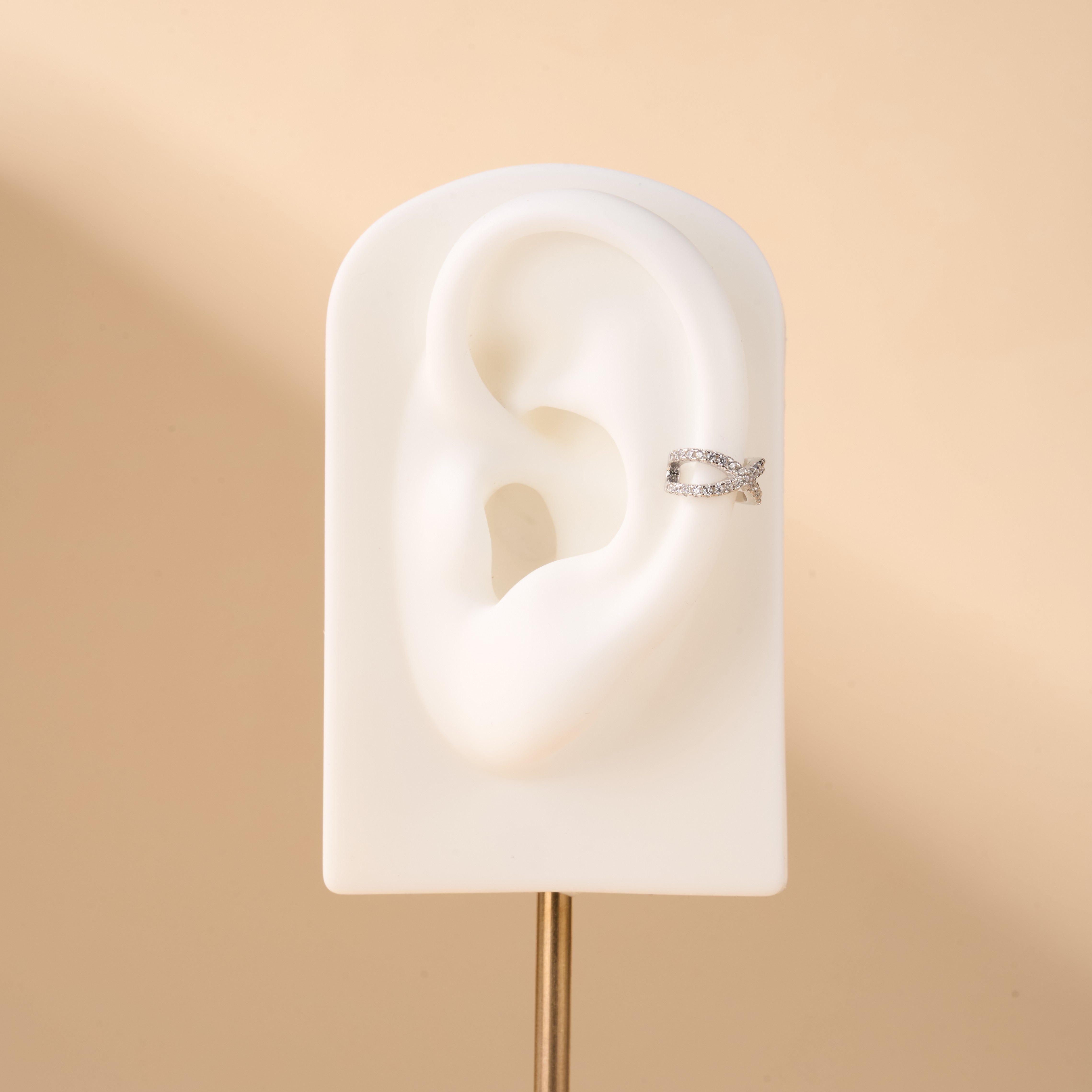 Orecchino ear cuff incrocio luxury bianco in argento - NovaNavel