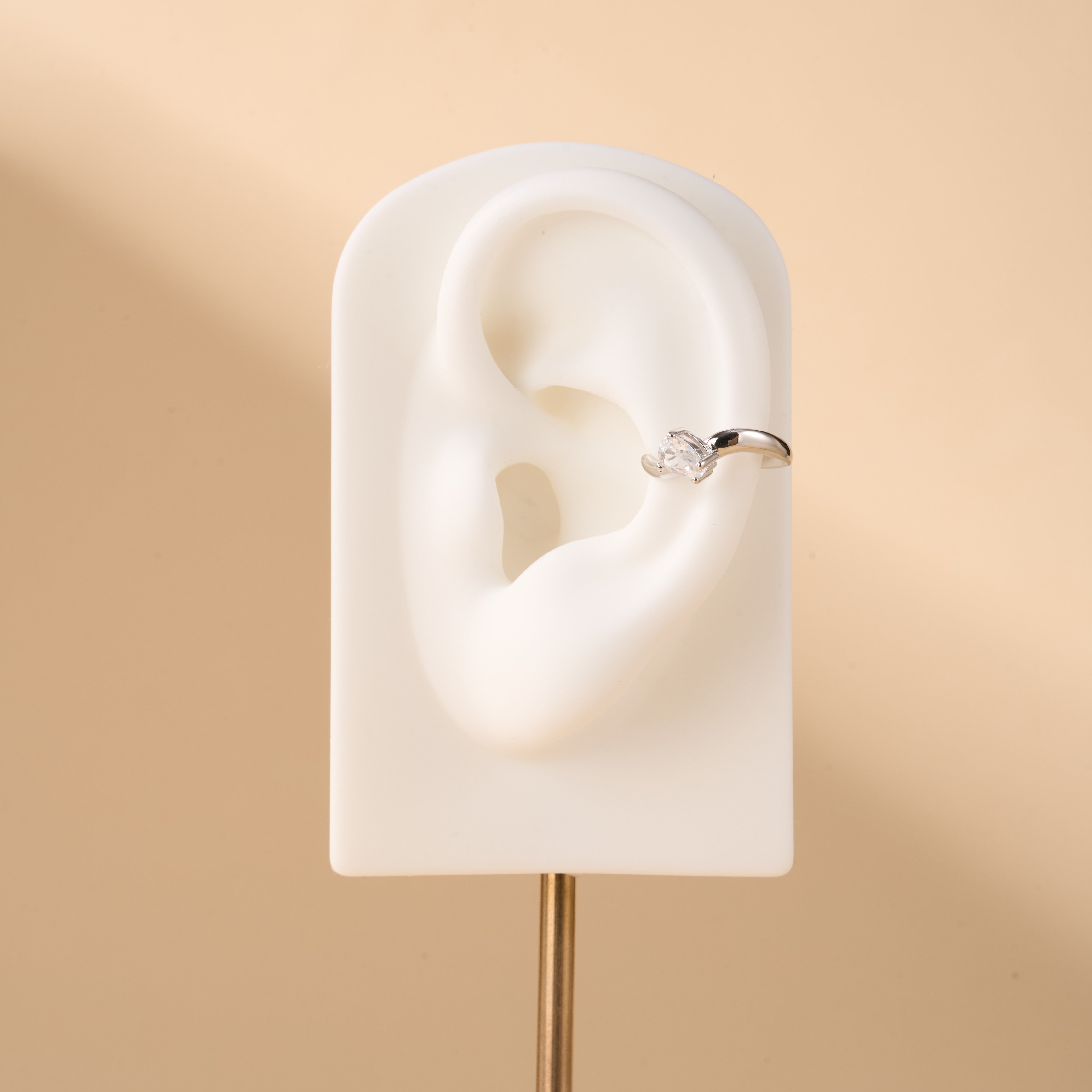 Orecchino ear cuff slim shine bianco in argento - NovaNavel
