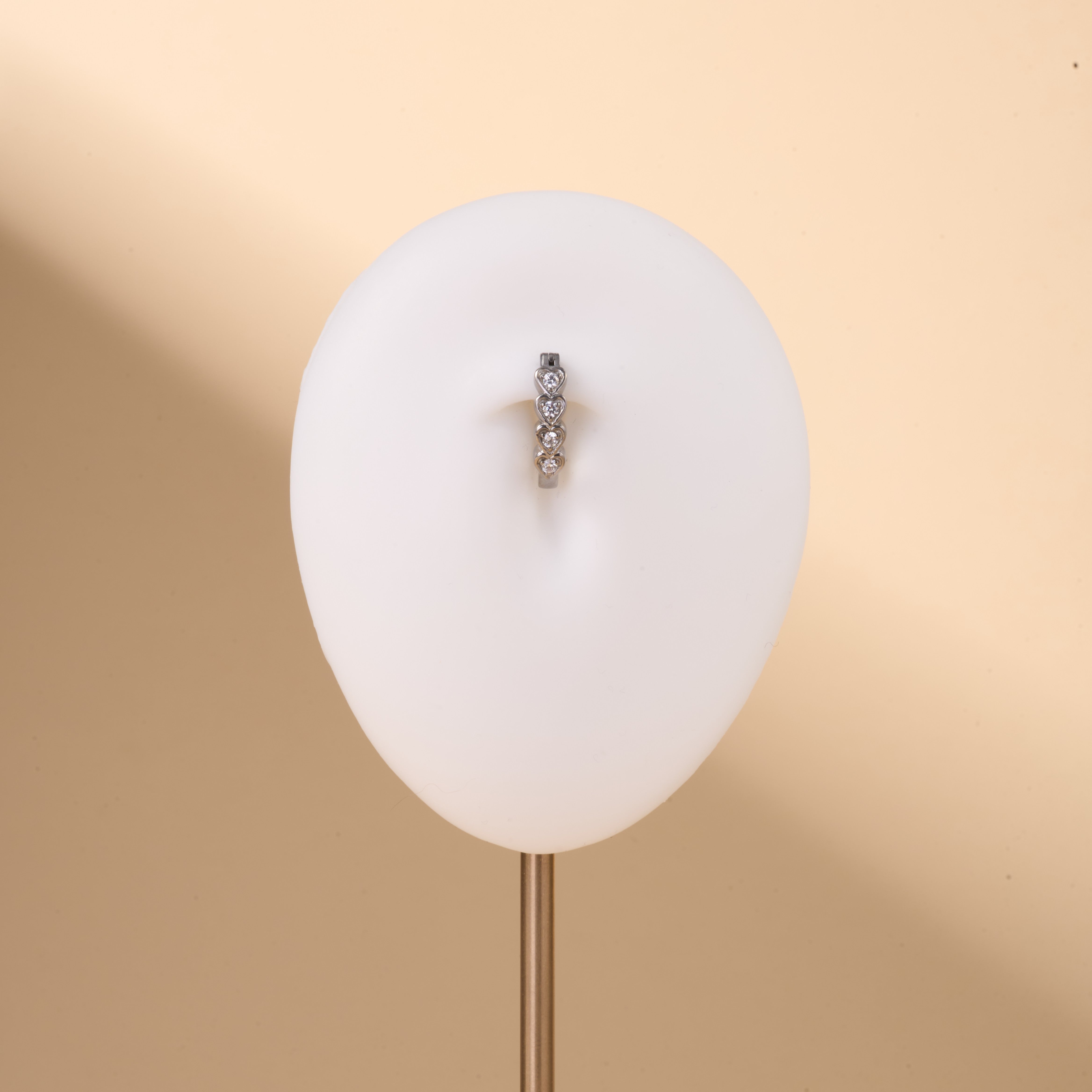 Piercing ombelico cerchietto con cuori bianchi in argento - NovaNavel®