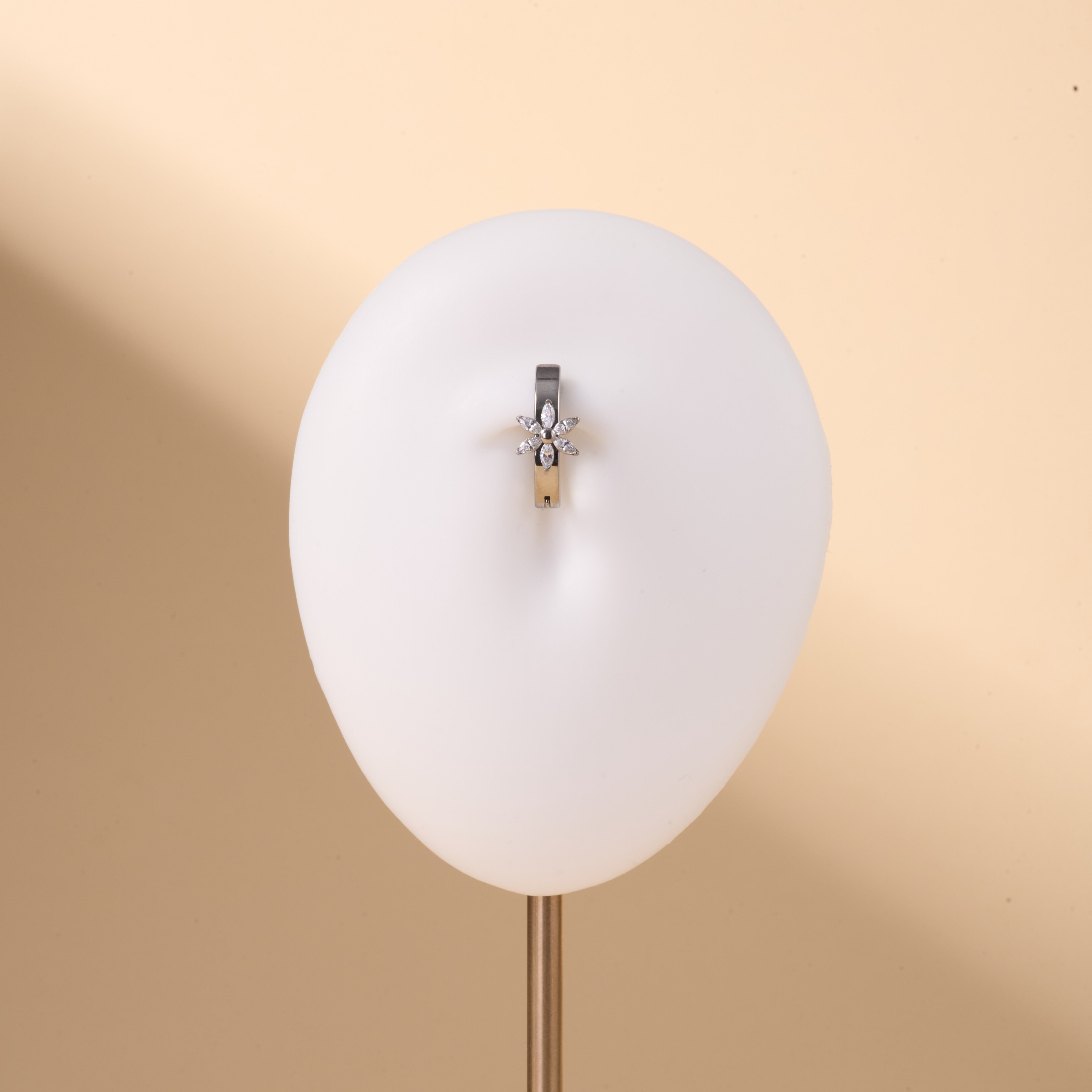 Piercing ombelico cerchietto con margherita bianco in argento - NovaNavel®