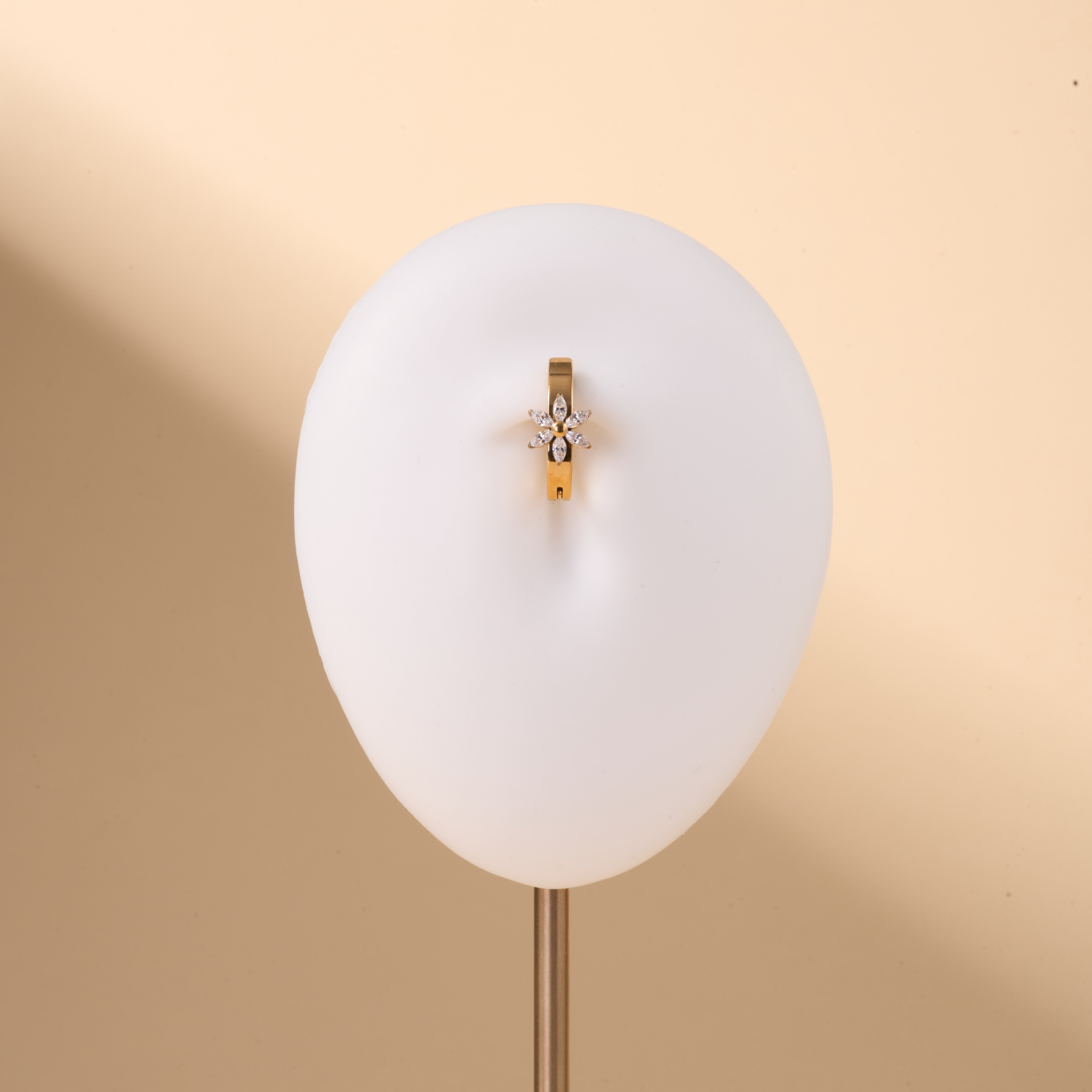 Piercing ombelico cerchietto con margherita bianco in oro - NovaNavel®