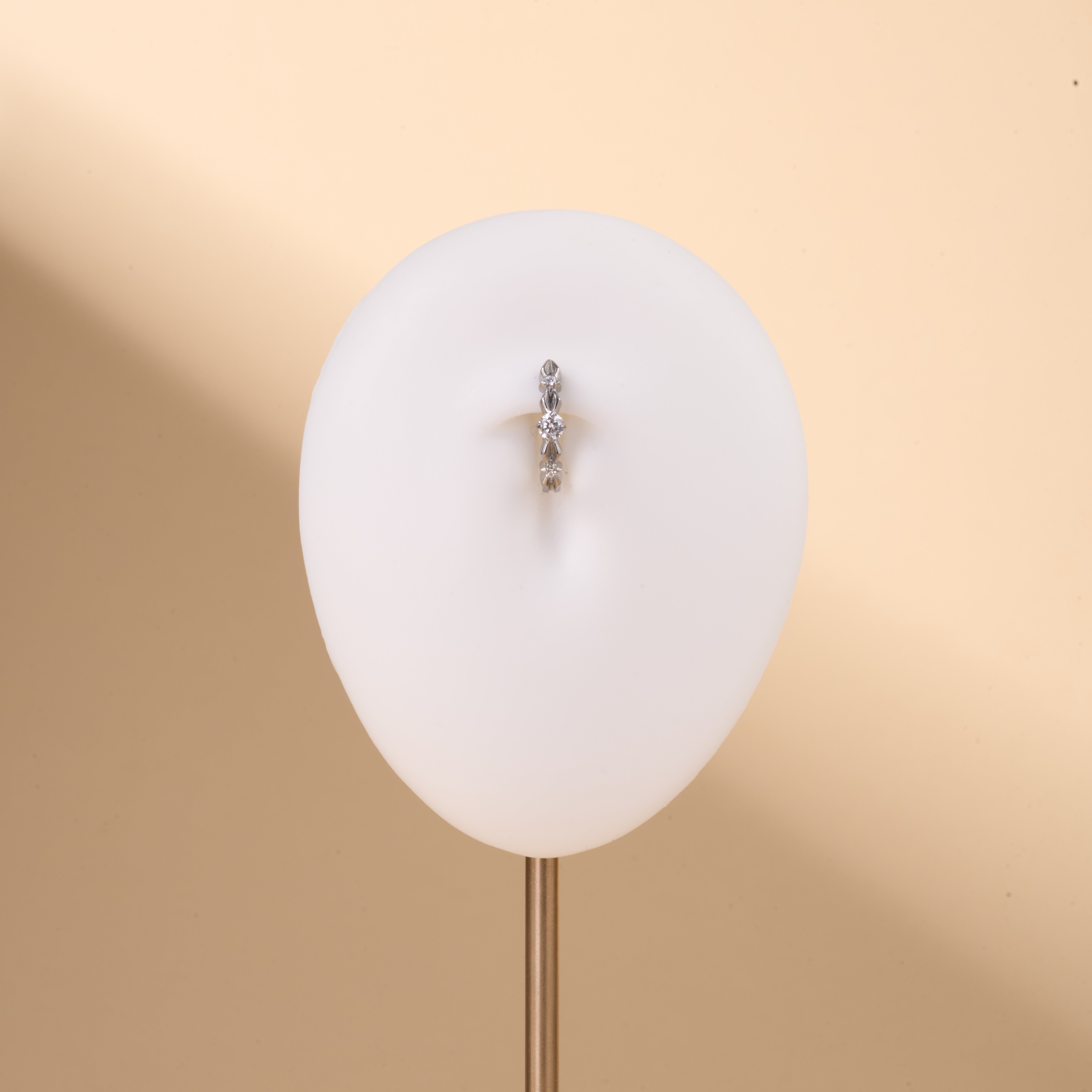 Piercing ombelico cerchietto con punto luce bianco in argento - NovaNavel®