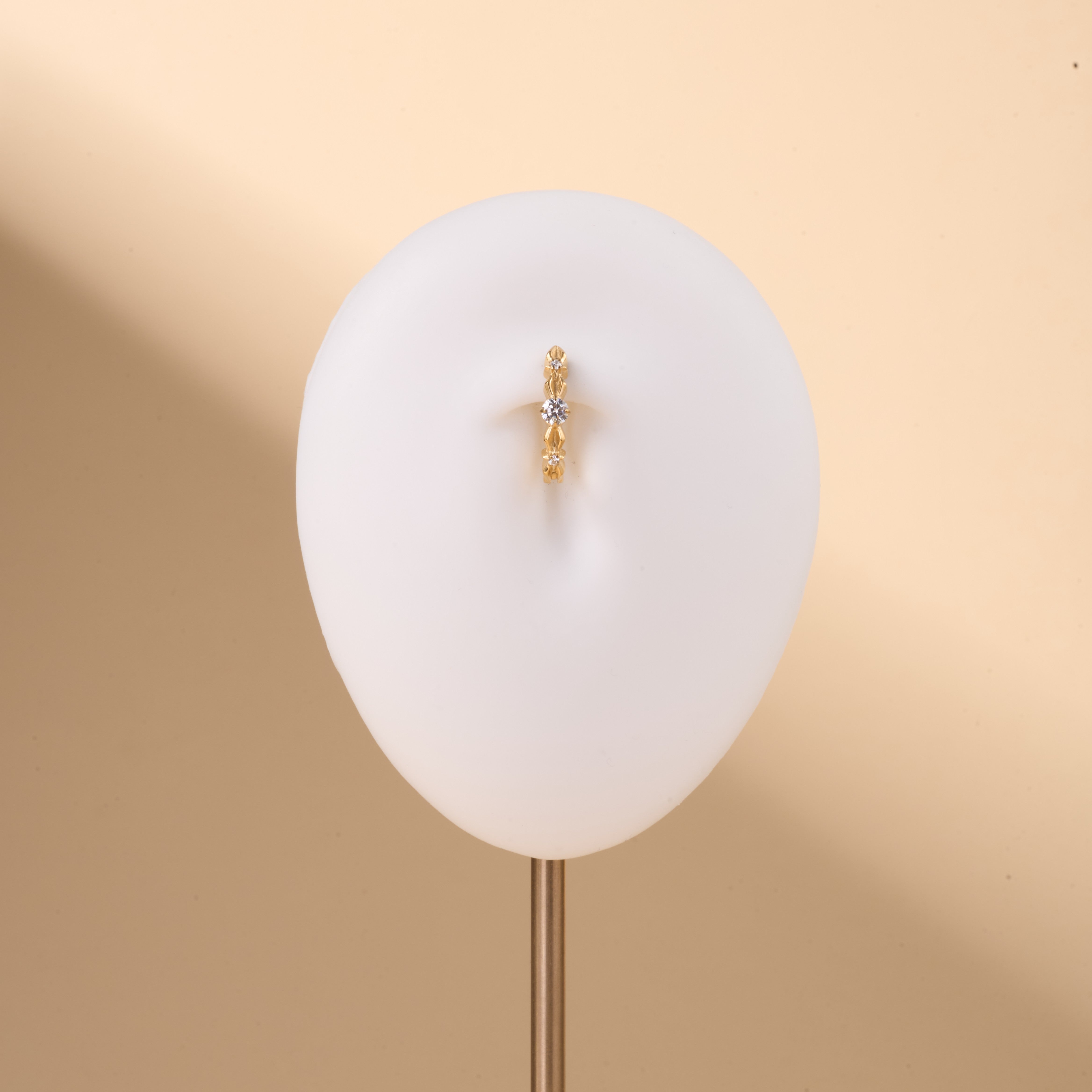 Piercing ombelico cerchietto con punto luce bianco in oro - NovaNavel®