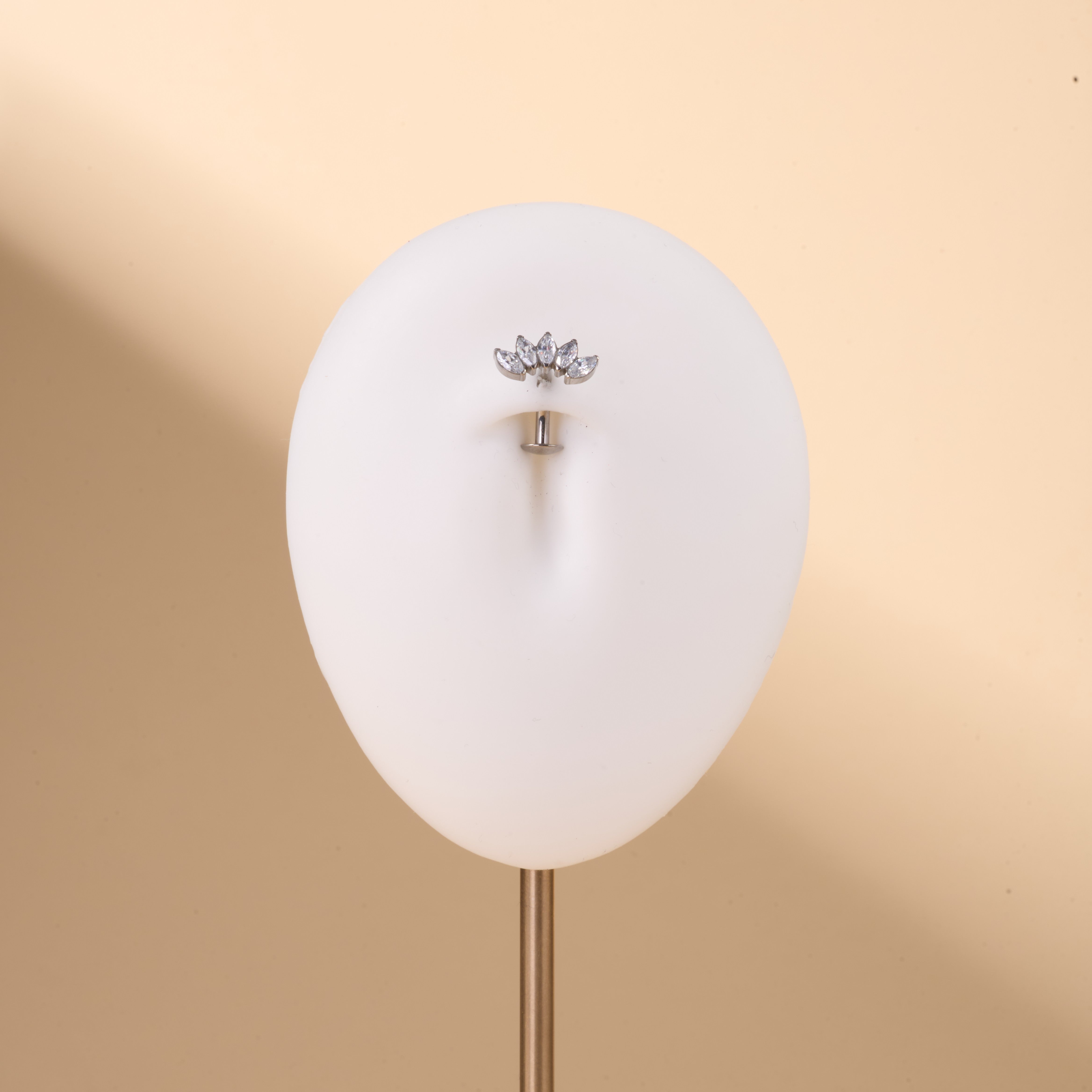 Piercing ombelico floating con corona marquise bianca in argento - NovaNavel®