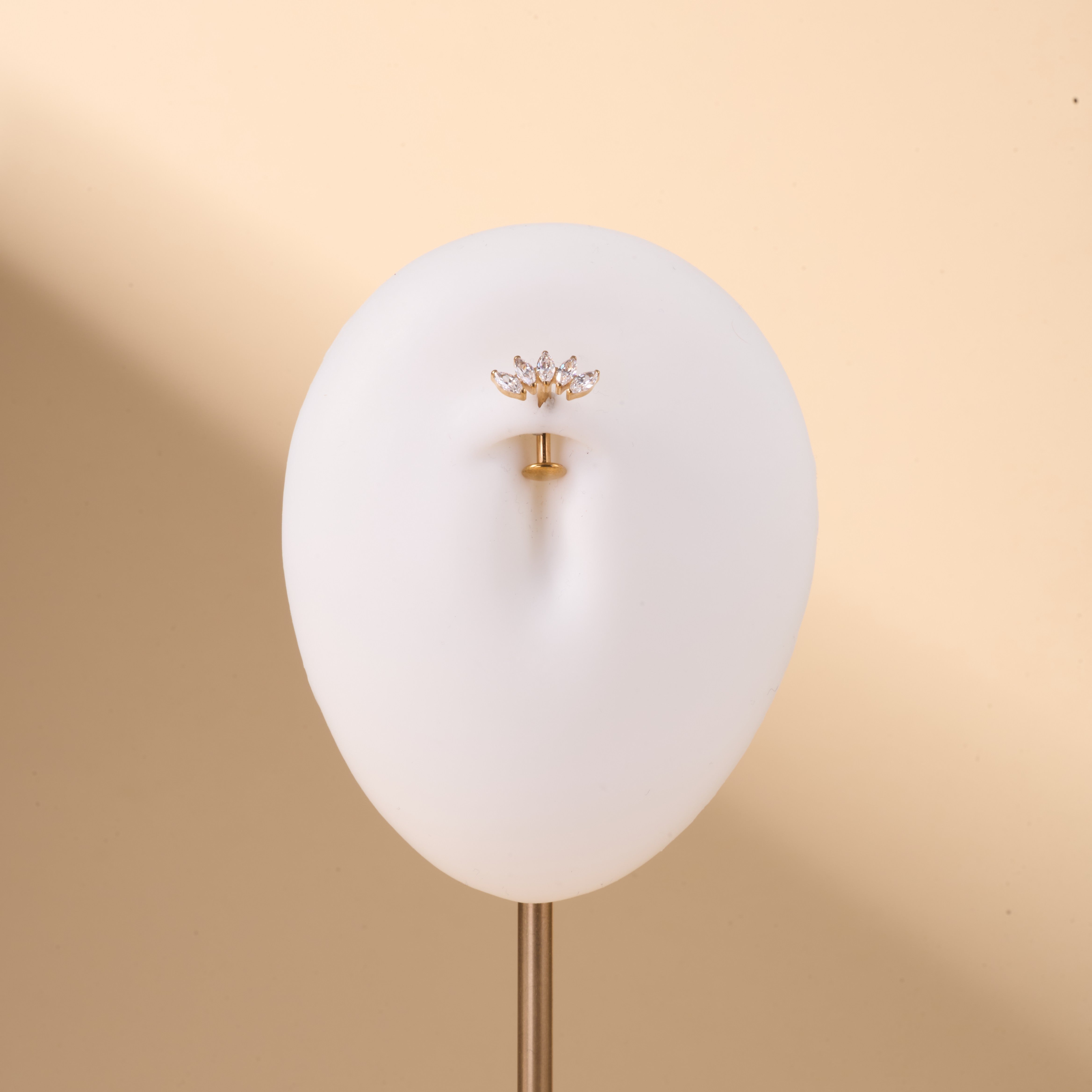 Piercing ombelico floating con corona marquise bianca in oro - NovaNavel®