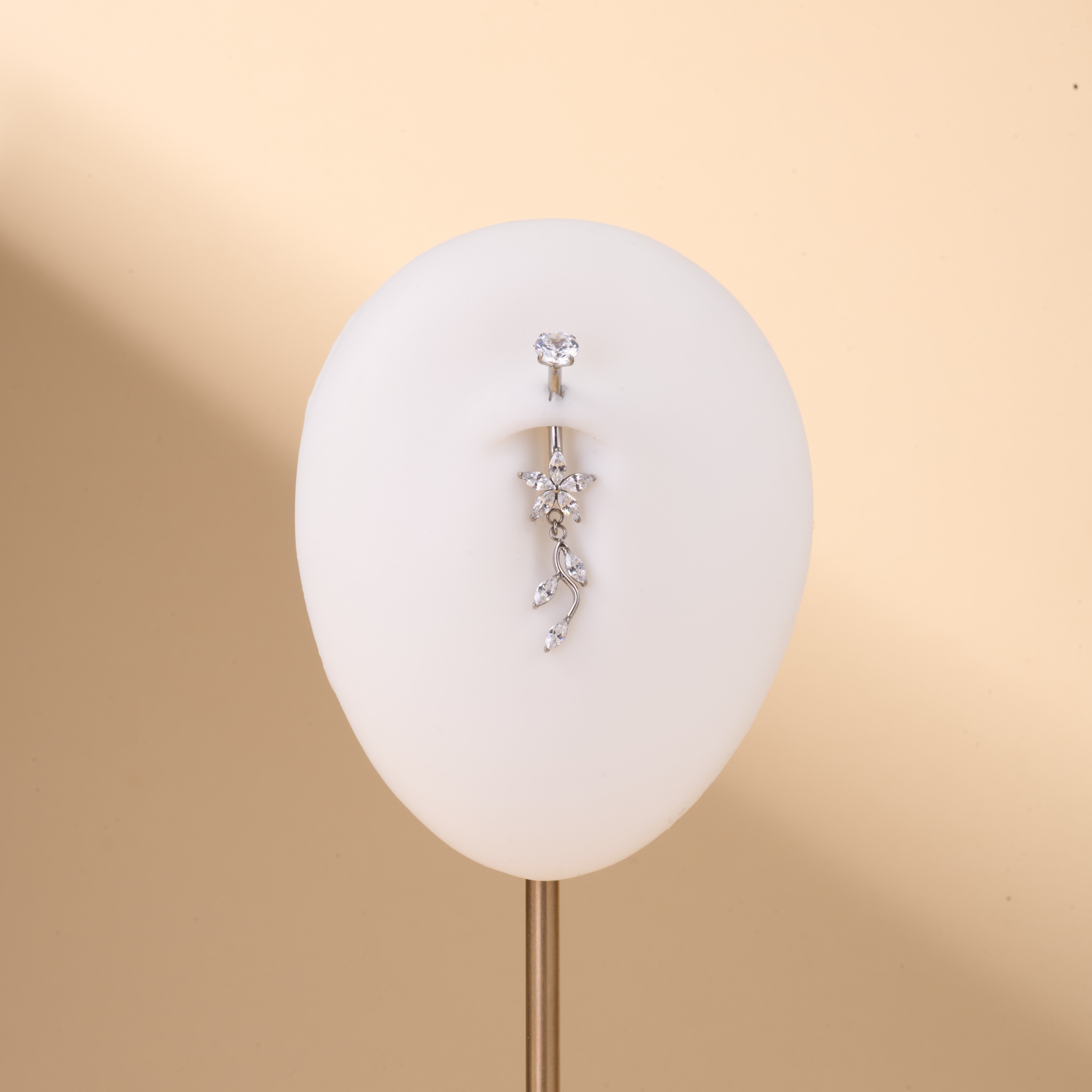 Piercing ombelico petalo bianco in argento - NovaNavel®