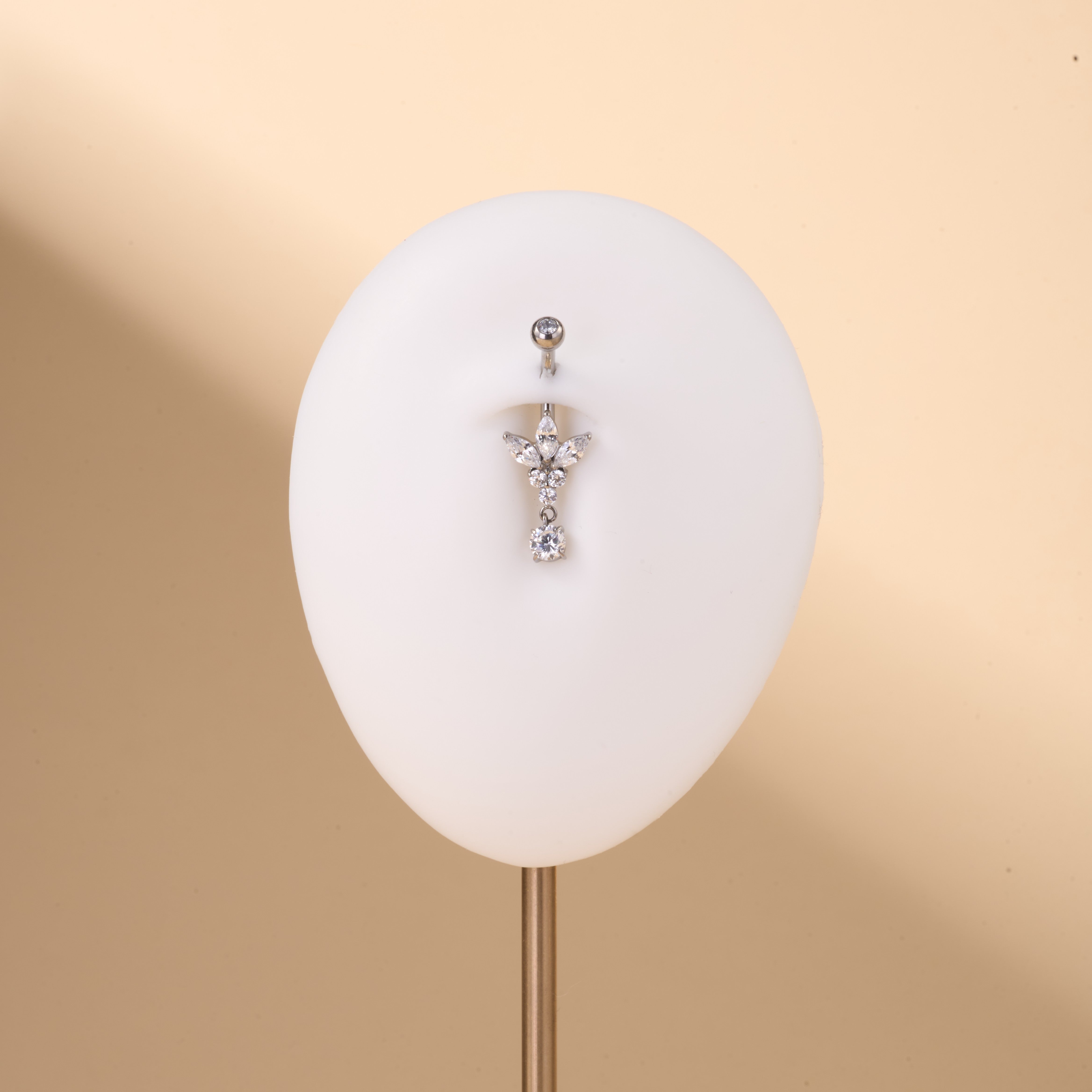 Piercing ombelico piccolo fiore luminoso bianco in argento - NovaNavel®