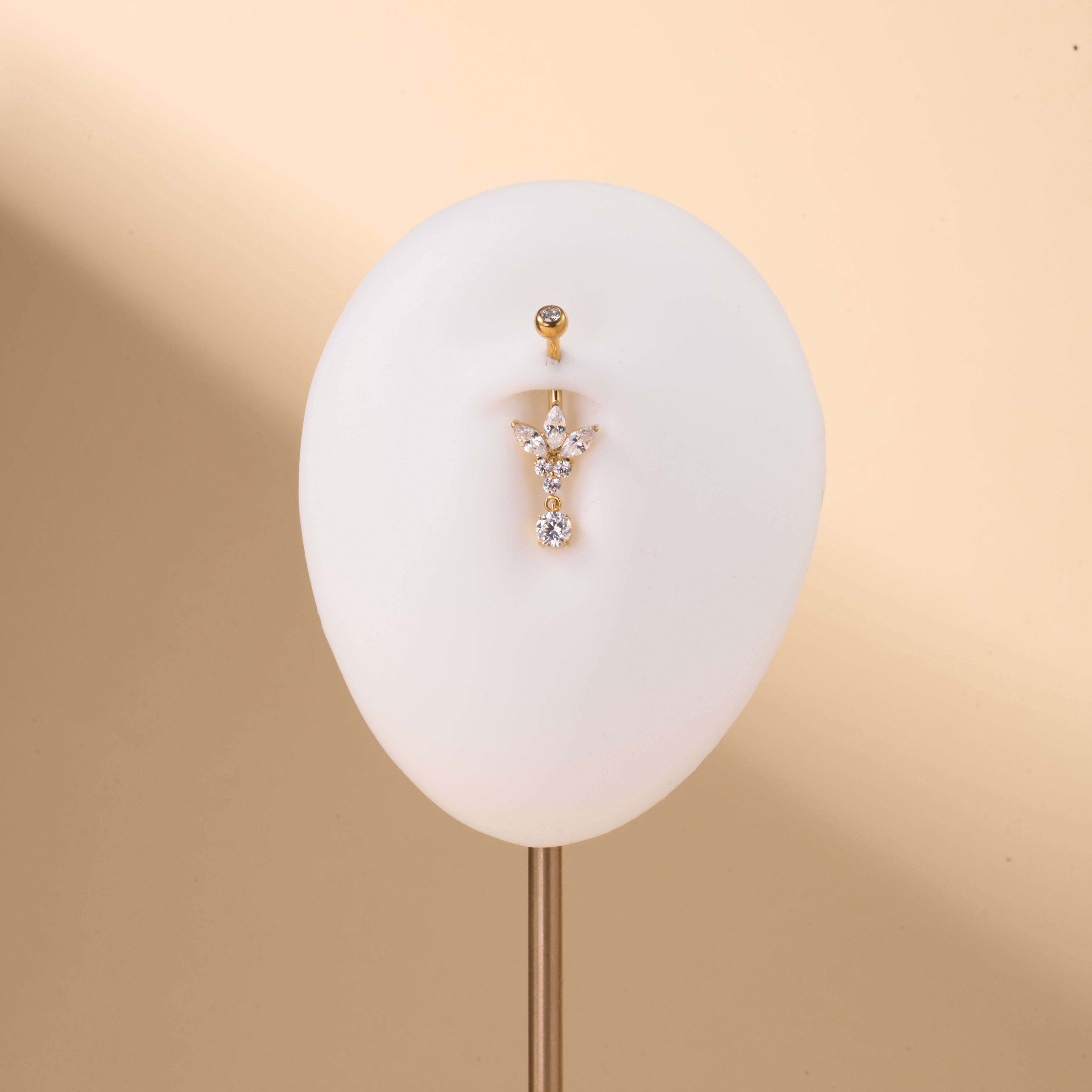 Piercing ombelico piccolo fiore luminoso bianco in oro - NovaNavel®